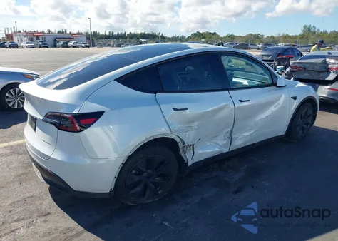 2025 Tesla Model Y Long Range Dual Motor All-Wheel Drive z USA, uszkodzony, nr VIN 7SAYGDEE5SA338332